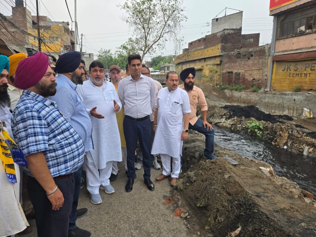 ਨਿਊ ਮਾਧੋਪੁਰੀ ਵਿੱਚ ਵਿਧਾਇਕ ਪਰਾਸ਼ਰ ਨੇ ਸਫਾਈ ਮੁਹਿੰਮ ਦੀ ਕੀਤੀ ਅਗਵਾਈ; ਪ੍ਰਦੂਸ਼ਣ ਮੁਕਤ ਵਾਤਾਵਰਣ ਨੂੰ ਯਕੀਨੀ ਬਣਾਉਣ ਲਈ ਜਨਤਾ ਦਾ ਮੰਗਿਆ ਸਹਿਯੋਗ