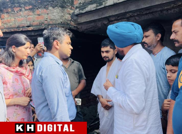 ਵਿਧਾਇਕ ਭੋਲਾ ਗਰੇਵਾਲ ਅਤੇ ਡੀ.ਸੀ ਜੈਨ ਨਿਊ ਪੁਨੀਤ ਨਗਰ ਵਿੱਚ ਸੋਗ ਮਨਾਉਣ ਵਾਲੇ ਪਰਿਵਾਰ ਨੂੰ ਮਿਲੇ ਜਿੱਥੇ ਛੱਤ ਡਿੱਗਣ ਨਾਲ ਬੱਚੇ ਦੀ ਮੌਤ ਹੋ ਗਈ ਸੀ