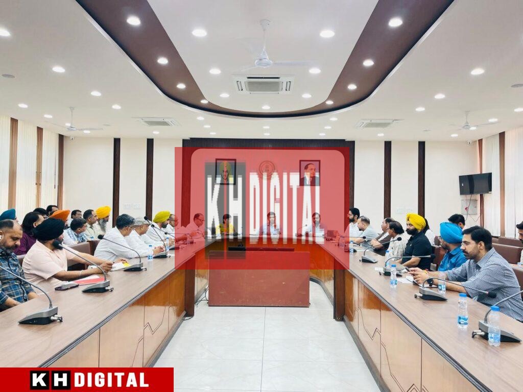ਡੀ.ਸੀ ਹਿਮਾਂਸ਼ੂ ਜੈਨ ਨੇ ਲੁਧਿਆਣਾ ਵਿੱਚ ਐਸ.ਆਈ.ਆਰ. ਗਤੀਵਿਧੀਆਂ ਦੇ ਸੁਚਾਰੂ ਸੰਚਾਲਨ ਲਈ ਜ਼ਿਲ੍ਹਾ ਪੱਧਰੀ ਨੋਡਲ ਅਫ਼ਸਰਾਂ ਅਤੇ ਸਹਾਇਕ ਨੋਡਲ ਅਫ਼ਸਰਾਂ ਨਾਲ ਕੀਤੀ ਮੀਟਿੰਗ